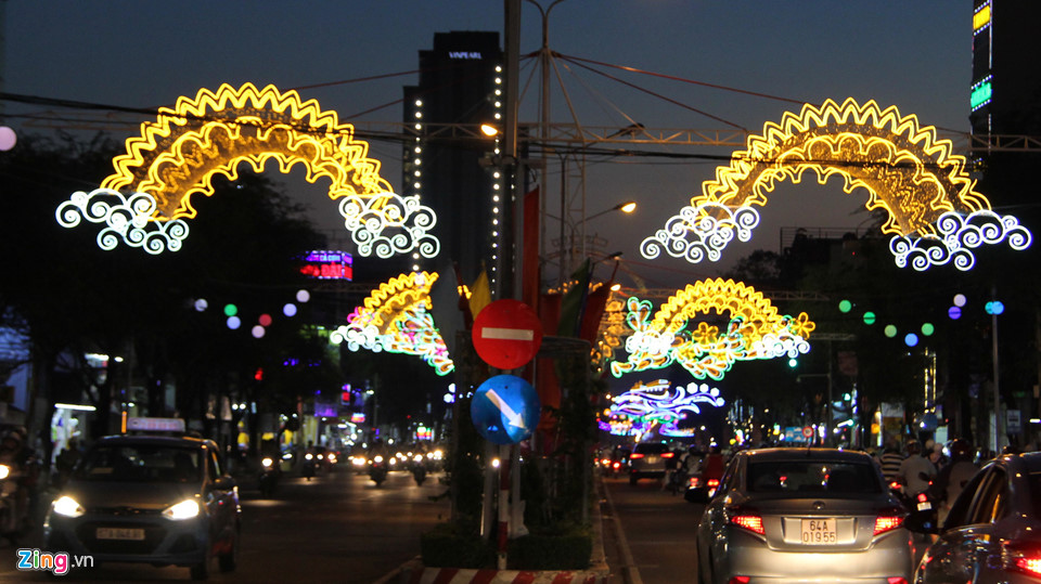 Cận cảnh đường đèn có cổng chào ở Cần Thơ xôn xao Facebook